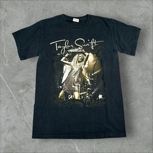 Taylor Swift Shirt Adult small Black 2009 Fearless Concert Tour Short Sleeve VTG